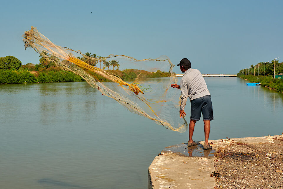 Fisherman, La Bocana, Cartagena de Indias, Colombia 
